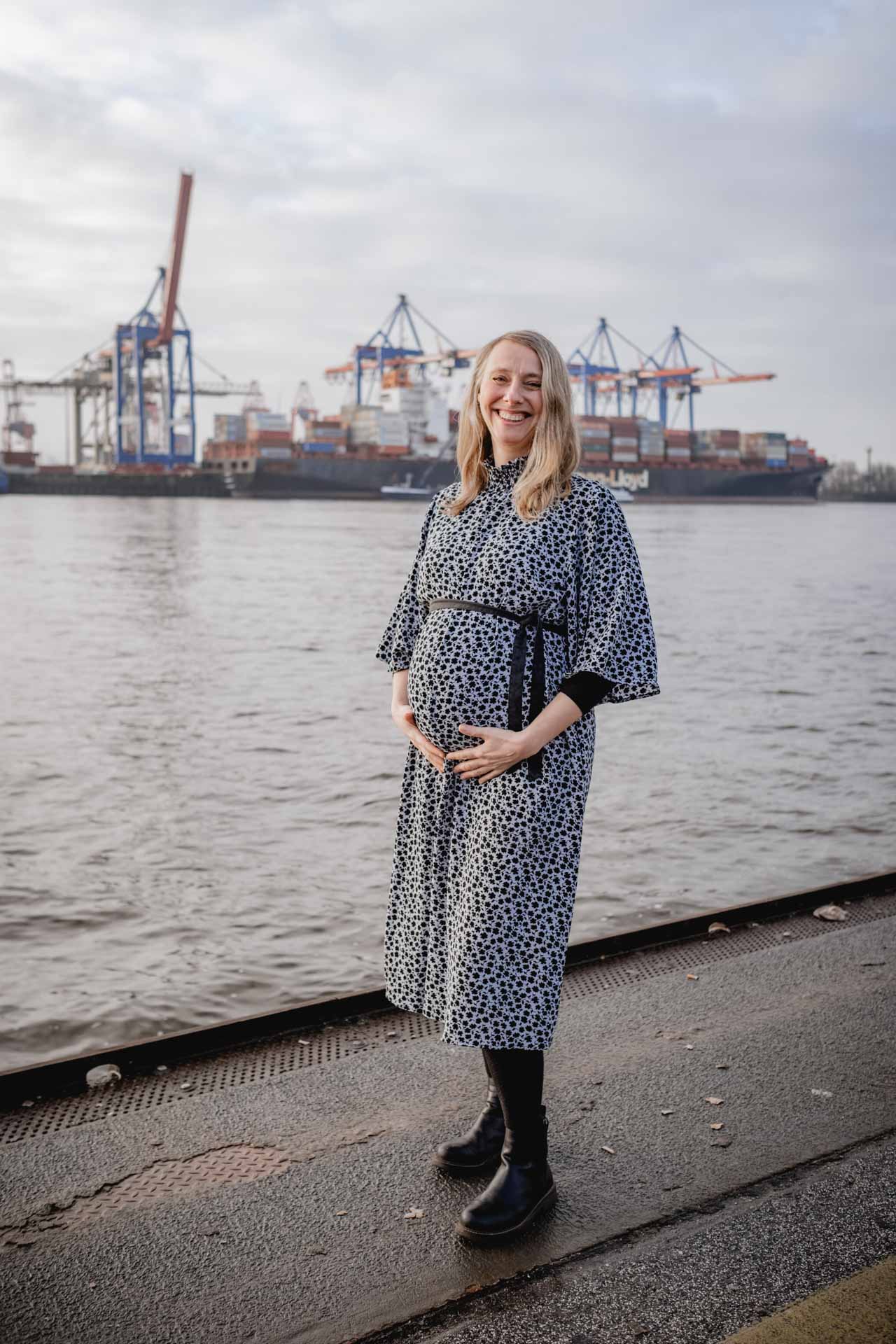 Frau beim Schwangerschaftsshooting in Hamburg am Hafen