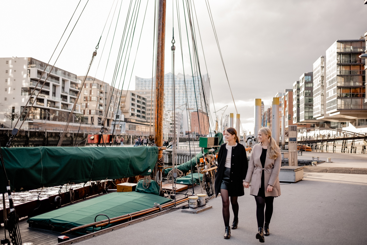 Freundinnen gehen in der Hafencity spazieren beim Outdoor Fotoshooting