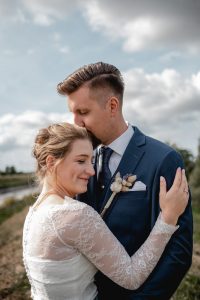 Brautpaar auf dem Deich nach der Trauung im Restaurant Schönes Leben in Neuendeich