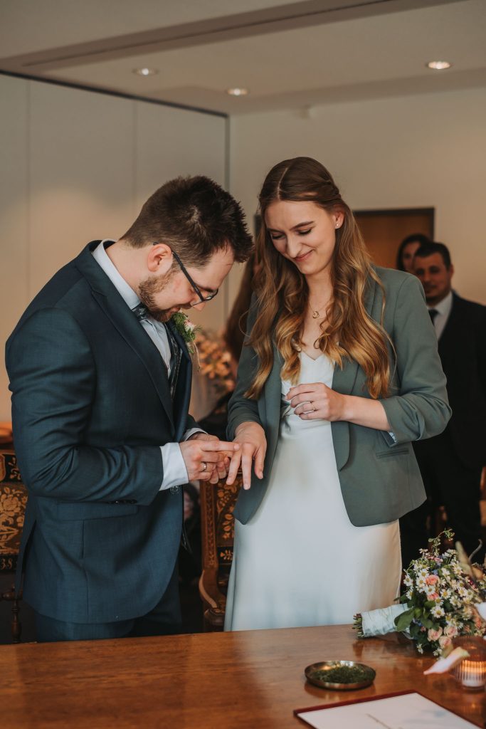 Fotograf für standesamtliche Trauung in Hamburg Standesamtliche Trauung in Bergedorf fotografiert von Hochzeitsfotograf Hamburg
