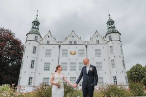 Brautpaar beim Paarshooting nach der Trauung im Schloss Ahrensburg