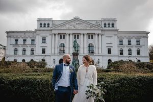 Brautpaar nach der Trauung im Standesamt Hamburg Altona