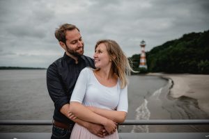 Paar beim Verlobungsshooting am Elbstrand in Hamburg