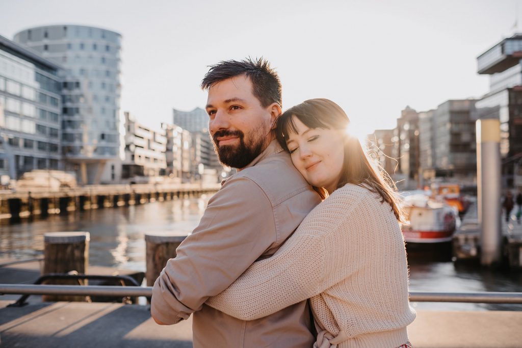 Das richtige Outfit für dein perfektes Foto-Shooting Verlobungsshooting Hafencity