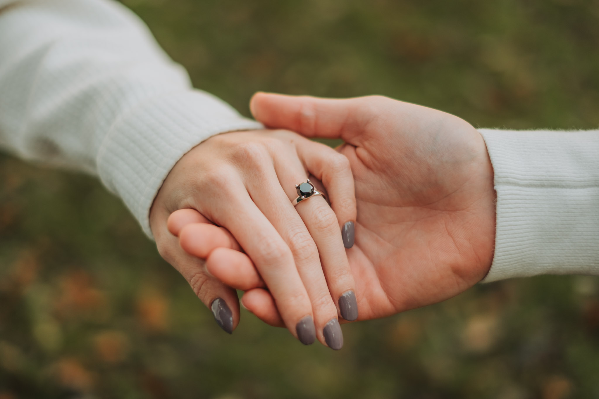 Natürliches Verlobungsshooting im Park in Hamburg